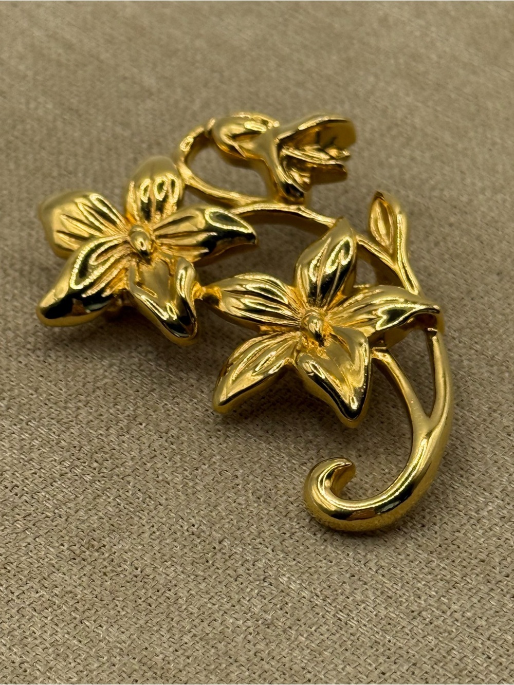 Vintage Avon Seasonal Bouquets Flower Pin Brooch Gold Tone 5 Petal Floral Stem